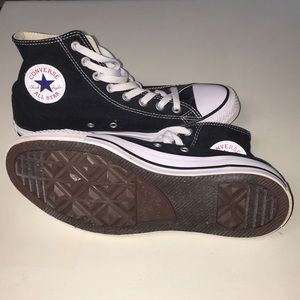 Converse Hightop’s Black and White Size 8🎉